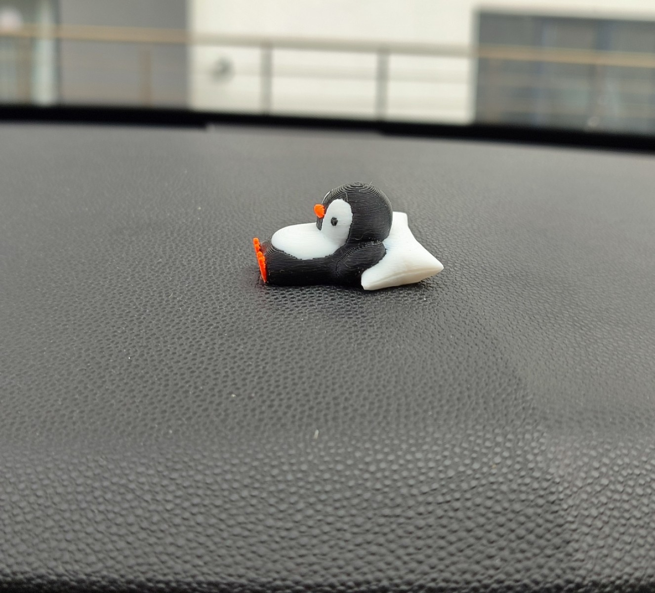 Sevimli Yastıkta Uyuyan Penguen