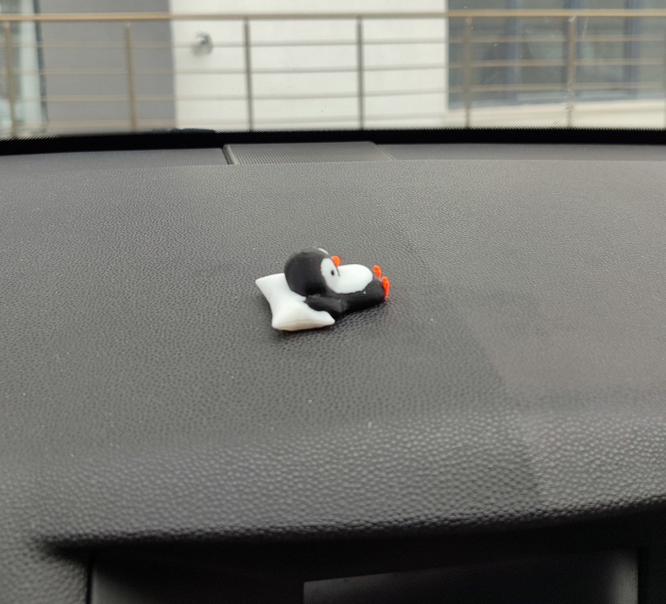 Sevimli Yastıkta Uyuyan Penguen