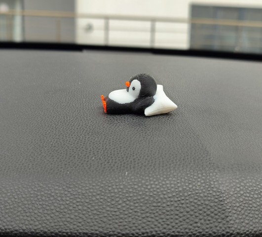 Sevimli Yastıkta Uyuyan Penguen