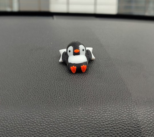 Sevimli Yastıkta Uyuyan Penguen